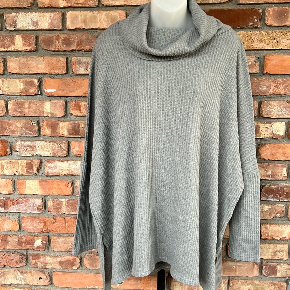 Acting Pro lightweight long sleeve waffle knit tunic sweater.